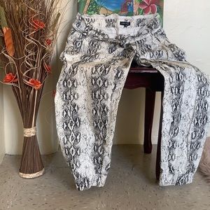 ALMOST FAMOUS PANTS 3X cream/grey SNAKE PRINT with waist belt.